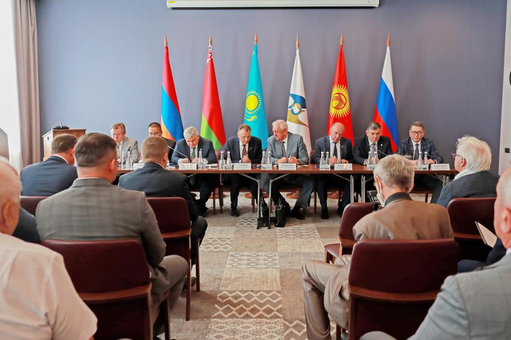 A meeting of the Chairman of the Eurasian Economic Commission Board Mikhail Myasnikovich and EEC Board members (Ministers) with Belarusian business community