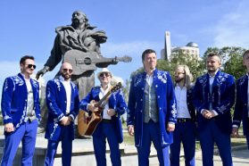 Участники ансамбля «Песняры» возложили цветы к памятнику Владимира Мулявина в Екатеринбурге