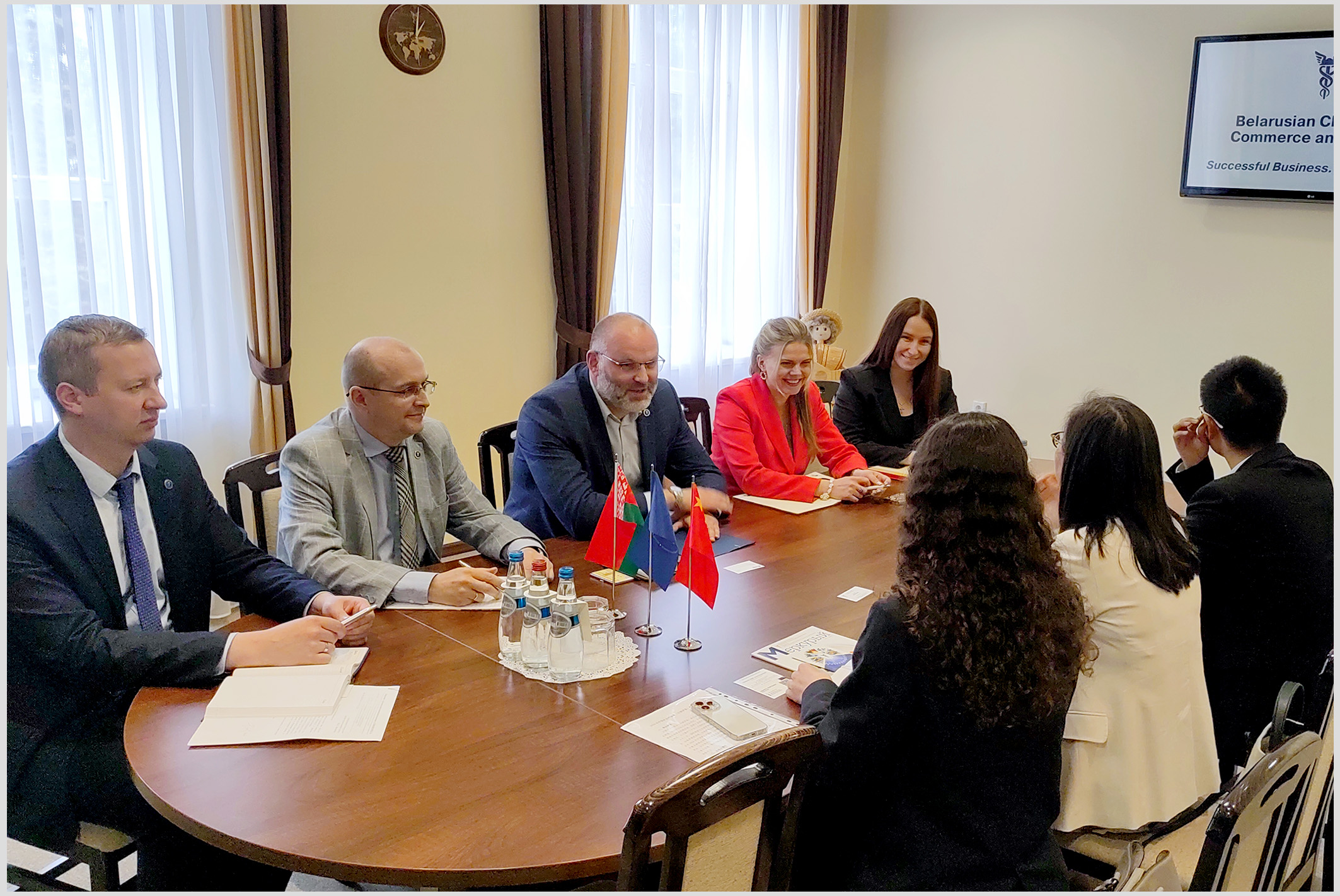 Сустрэча намесніка старшыні БелГПП Д. Мялешкіна з дырэктарам ТАА «СІНАМАЧБЕЛ» Лю Цзядань Сустрэча намесніка старшыні БелГПП Д. Мялешкіна з дырэктарам ТАА «СІНАМАЧБЕЛ» Лю Цзядань