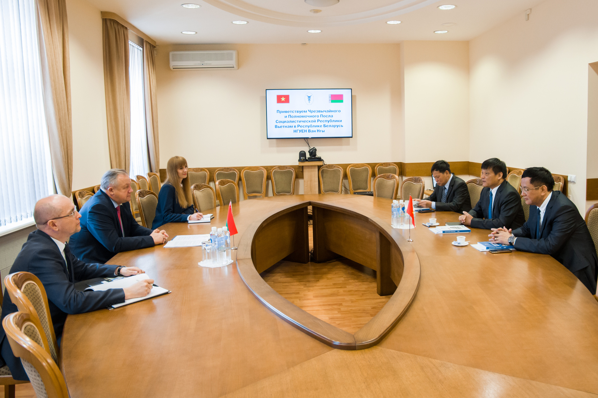 Встреча председателя БелТПП М.Мятликова с Чрезвычайным и Полномочным Послом Вьетнама в Беларуси Нгуеном Ван Нгы