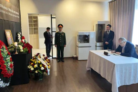 Председатель БелТПП М.Мятликов оставил запись в книге соболезнований в Посольстве Вьетнама